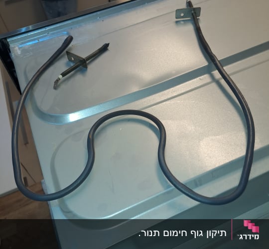 כבל חשמלי על מכשיר במטבח